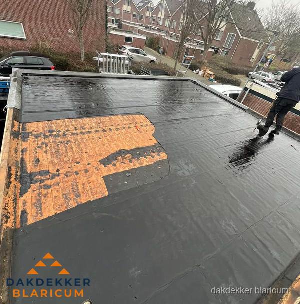 Dakdekker brengt EPDM dakbedekking aan op plat dak in Blaricum