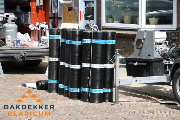 Rollen bitumen dakbedekking klaar voor daklekkage reparatie in Blaricum
