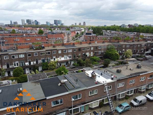 Spoed dakdekker aan het werk op plat dak in woonwijk Blaricum Spoed dakdekker aan het werk op plat dak in woonwijk Blaricum