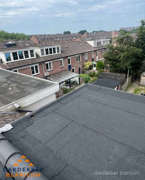 Vernieuwd plat dak met bitumen in woonwijk in Blaricum