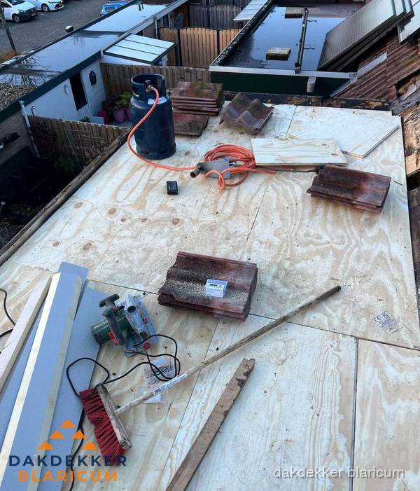 Dakreparatie werkzaamheden op plat dak met gereedschap in Blaricum