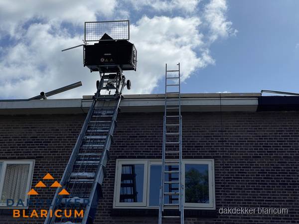 Ladderlift en ladder bij woning voor dakinspectie in Blaricum