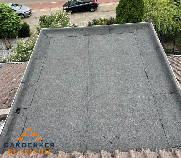 Nieuw aangebrachte bitumen dakbedekking op plat dak in Blaricum