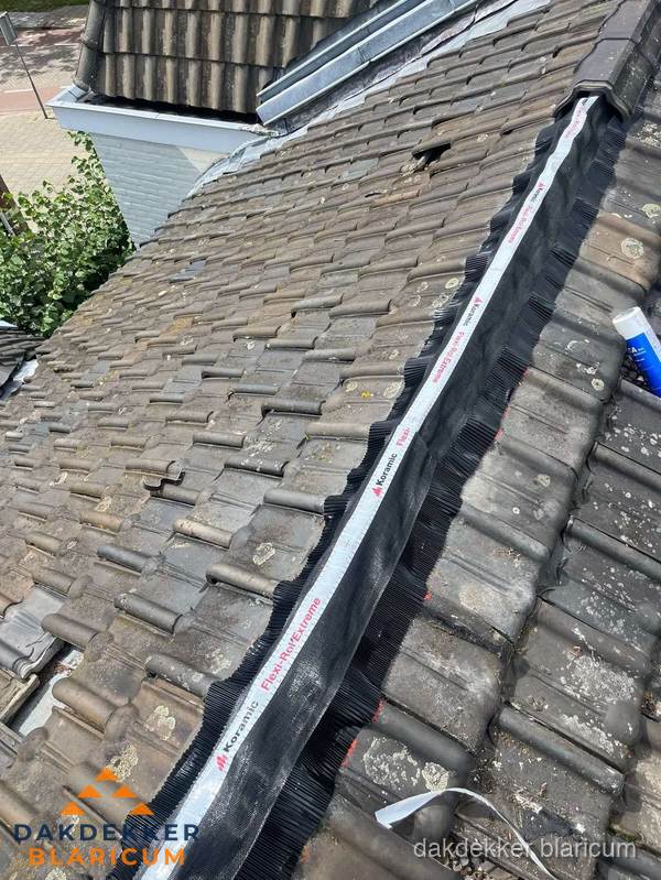 Nokvorst renovatie met Koramic nokrol op schuin pannendak in Blaricum Nokvorst renovatie met Koramic nokrol op schuin pannendak in Blaricum