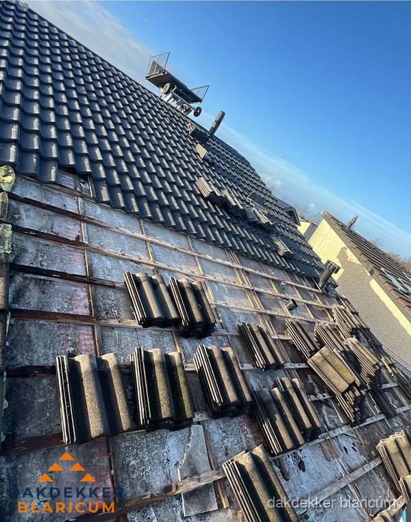 Schuin dak renovatie met nieuwe dakpannen in Blaricum Schuin dak renovatie met nieuwe dakpannen in Blaricum