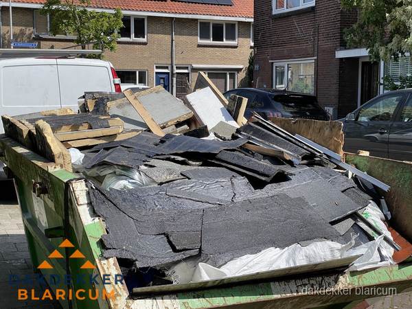 Afvalcontainer met gesloopt dakmateriaal tijdens dakkapel renovatie in Blaricum