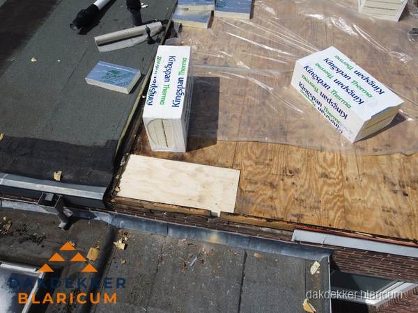 Plat dak isolatie met Kingspan isolatieplaten tijdens renovatie in Blaricum