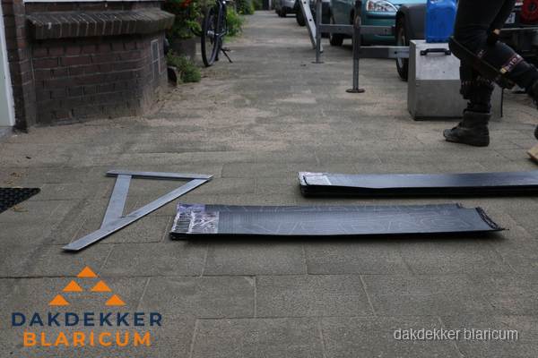 Dakbedekkingsmateriaal en zinkwerk klaargelegd voor reparatie in Blaricum Dakbedekkingsmateriaal en zinkwerk klaargelegd voor reparatie in Blaricum