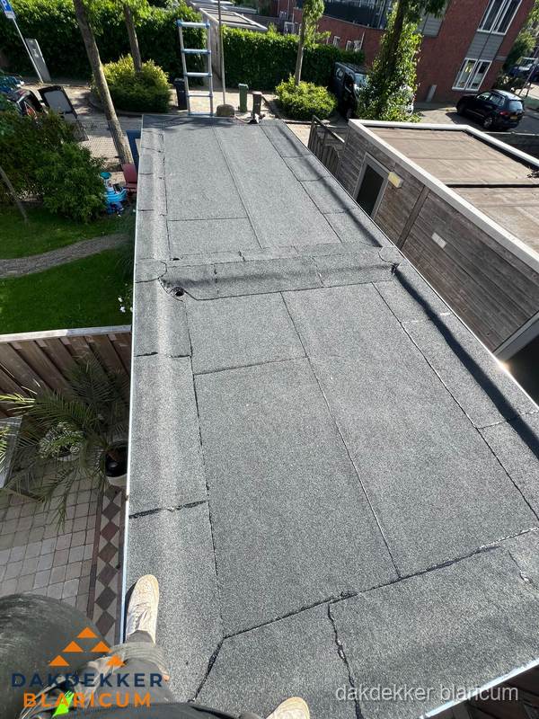 Bitumen plat dak rijtjeswoning vanuit dakdekker perspectief in Blaricum