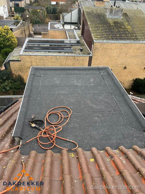 Reparatie aansluiting plat dak en schuin dak in Blaricum
