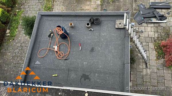 Plat dak met nieuwe bitumen bedekking in Blaricum