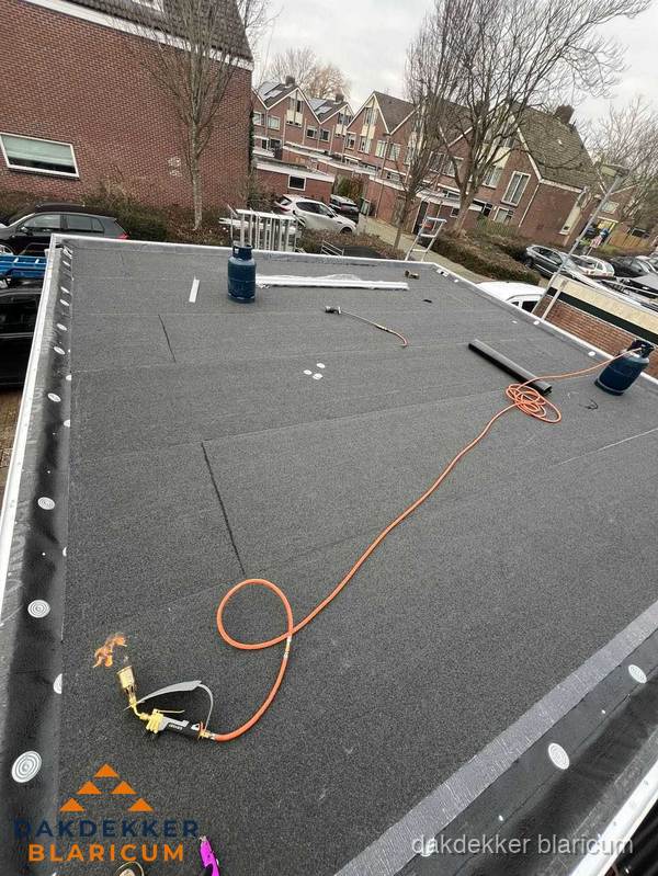 Afgewerkte dakrenovatie met bitumen op plat dak in Blaricum Afgewerkte dakrenovatie met bitumen op plat dak in Blaricum